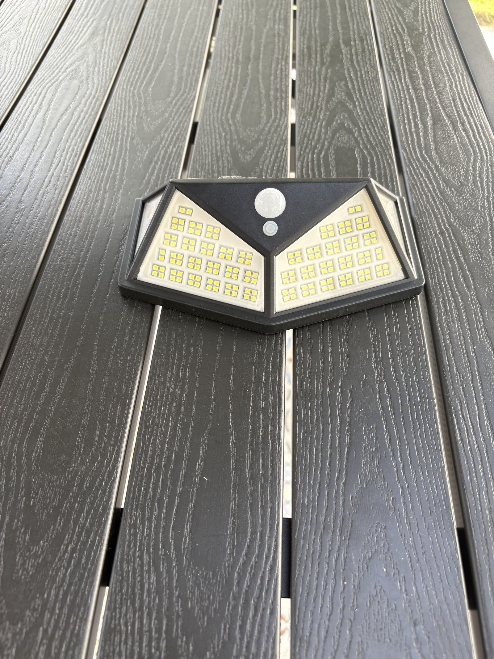 Lampara piso exterior sensor movimiento negra